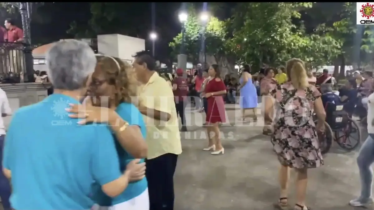 Adultos mayores bailando