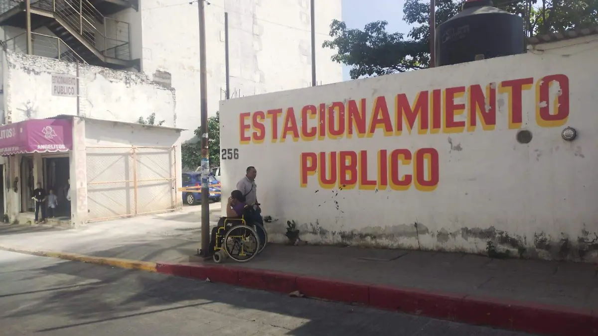 Vehículo en estacionamiento Público