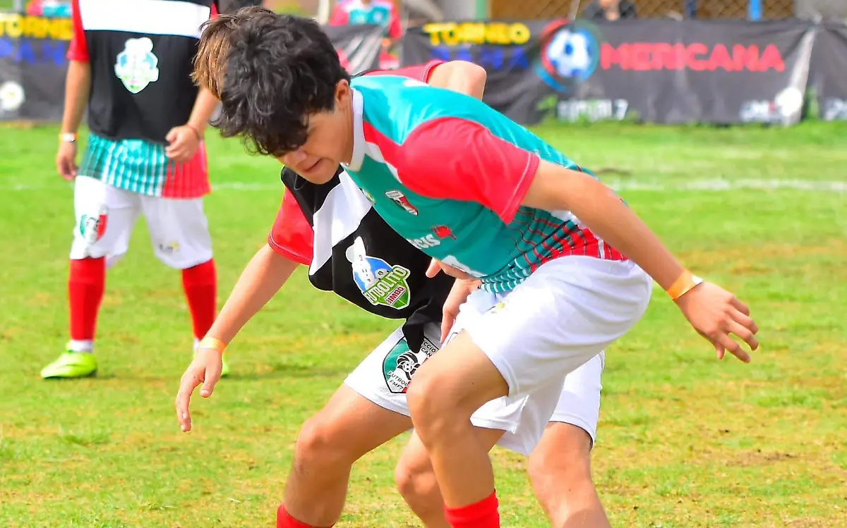 Niños jugando fútbol