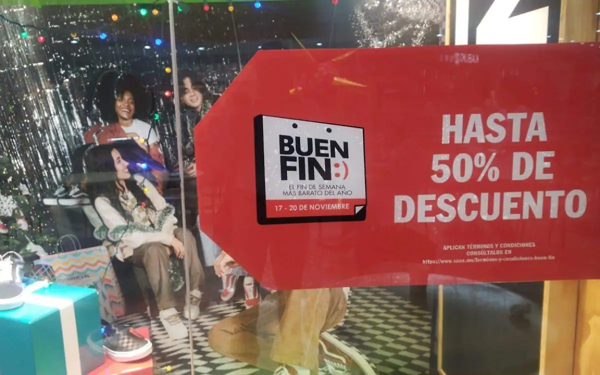 Ciudadanos en plaza comercial0