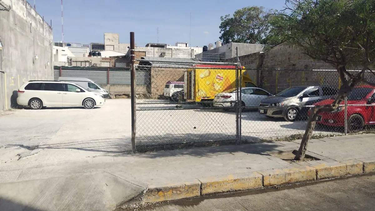 Vehículo en estacionamiento Público