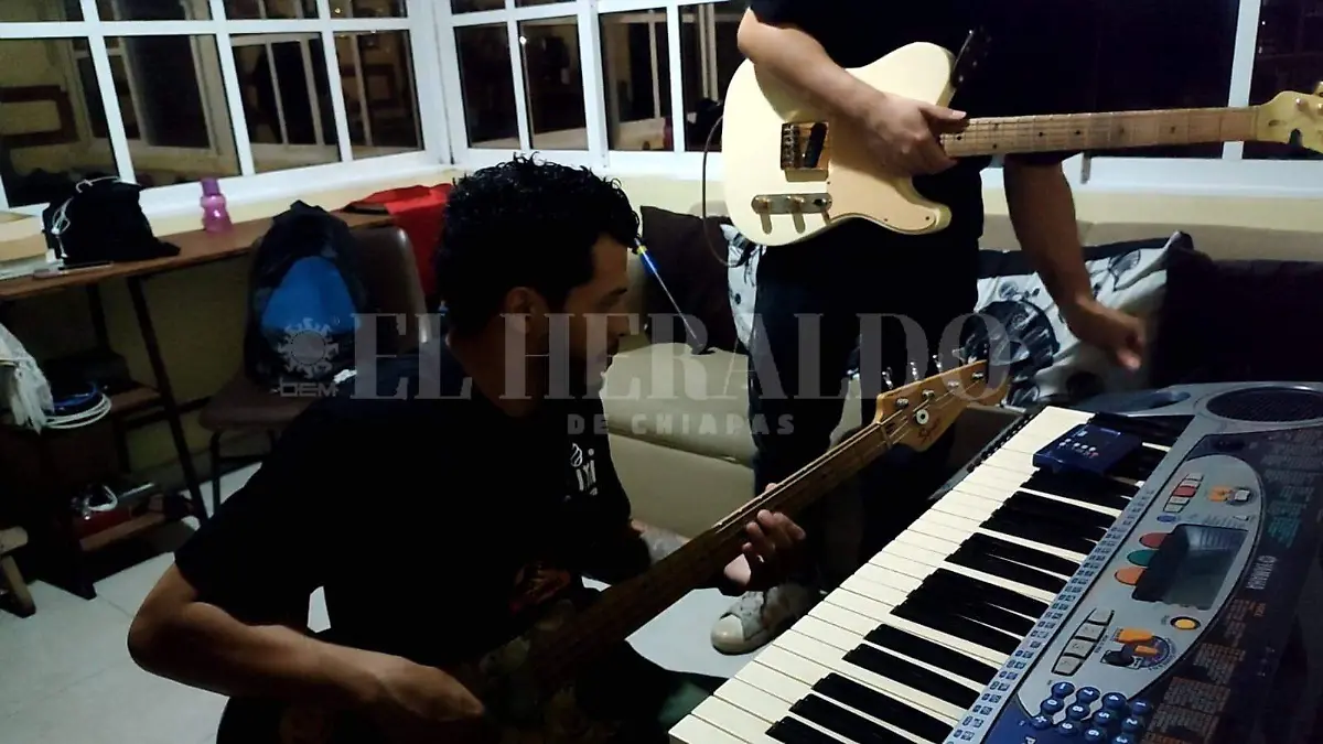 Joven tocando la guitarra