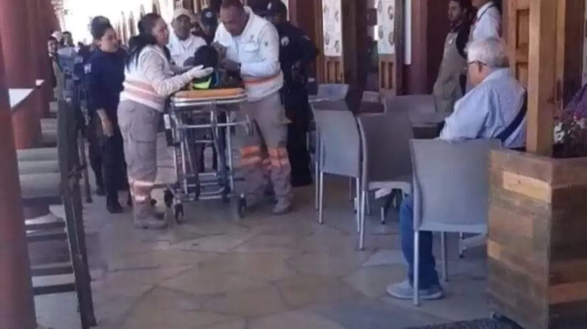 Paramédicos de Protección Civil dan atención