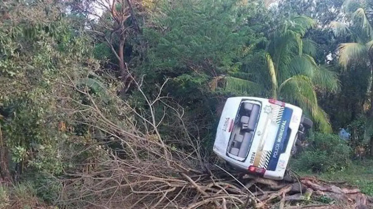 Unidad policial volcada