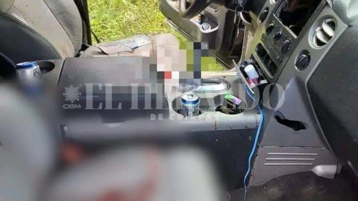 Interior de camioneta baleada