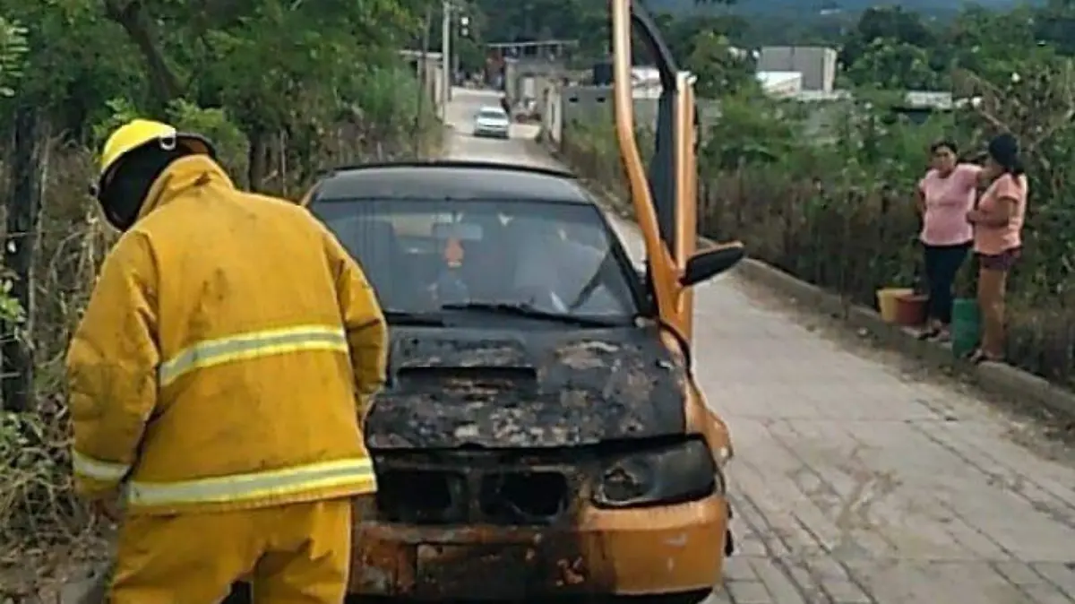 auto en llamas