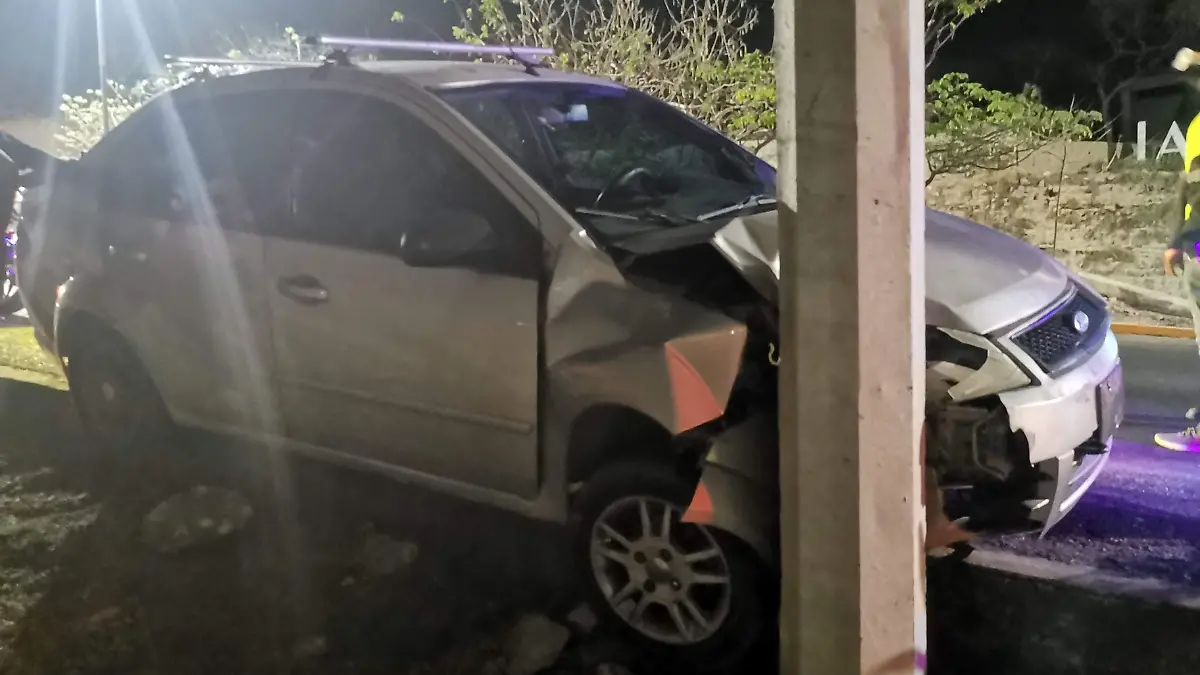 auto choca en poste