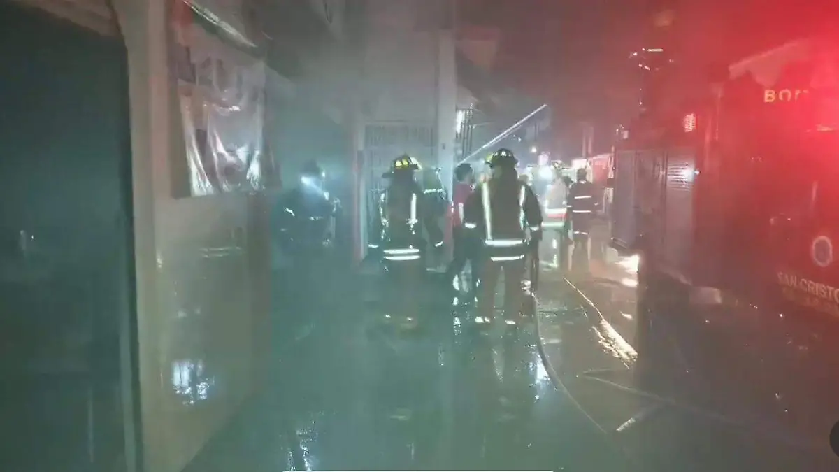 Bomberos combaten incendio en San Cristóbal de las Casas