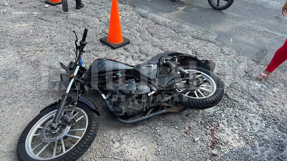 motocicleta chocada en barrio la pimienta