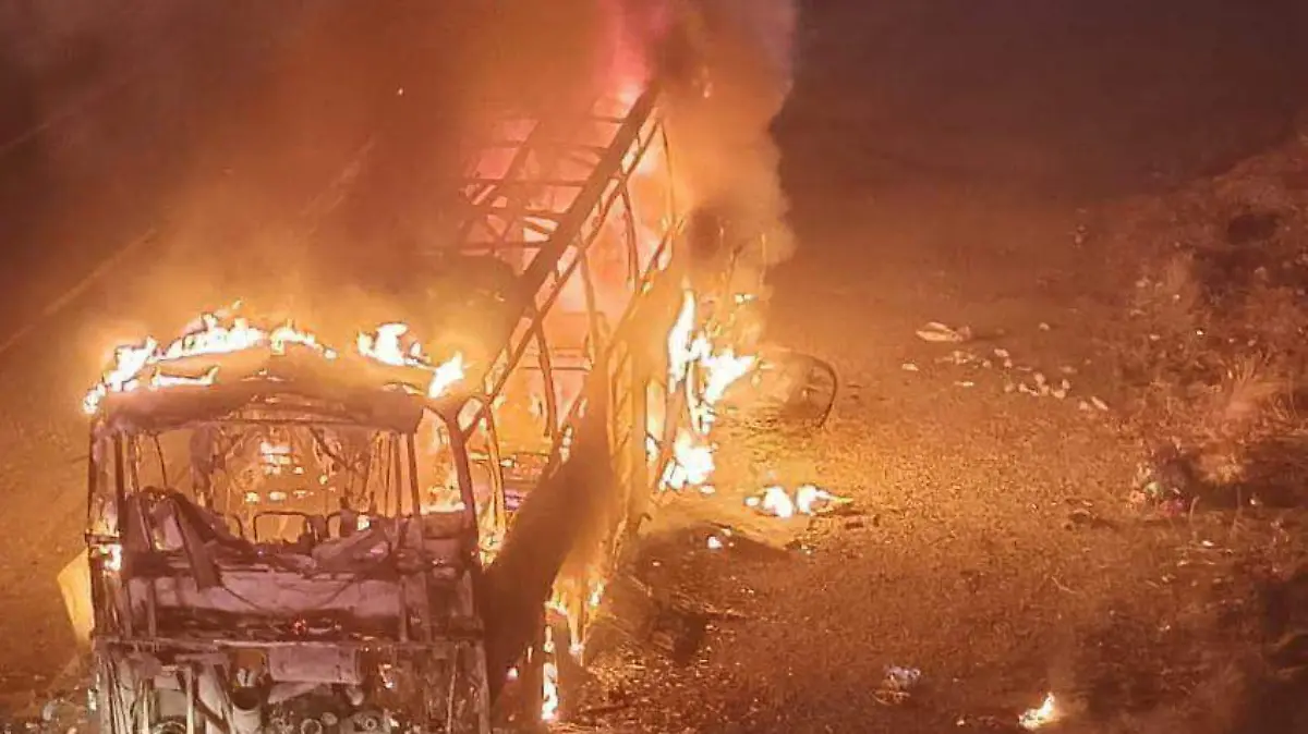 Autobús quemándose