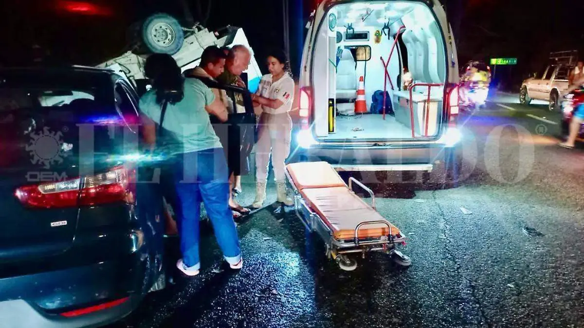 Paramédicos atienden a lesionado