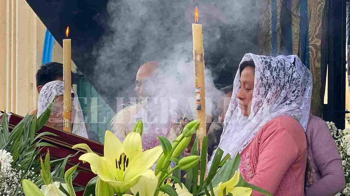 Mujer en la misa fúnebre del padre Marcelo
