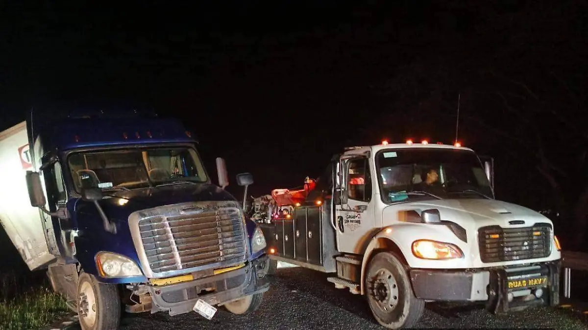 choque de tráilers en la madrugada