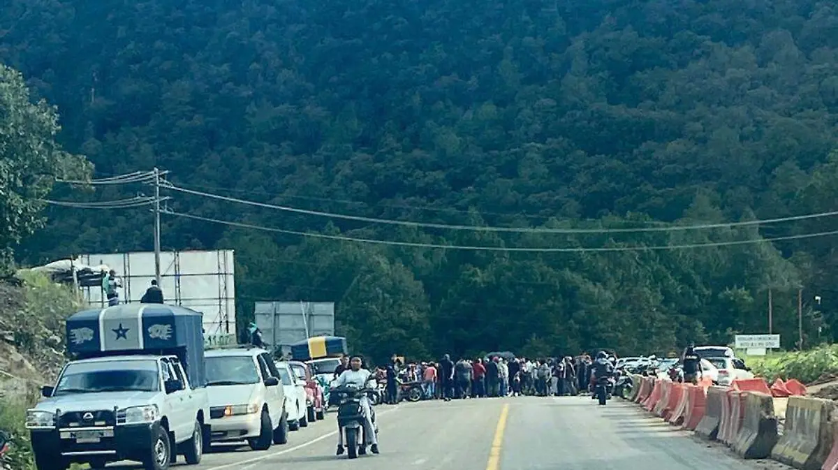 Mototaxistas bloquean carretera en San Cristóbal