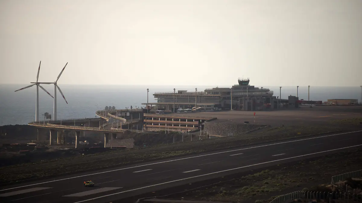 Reabre aeropuerto de La Palma-erupcion volcan cumbre vieja