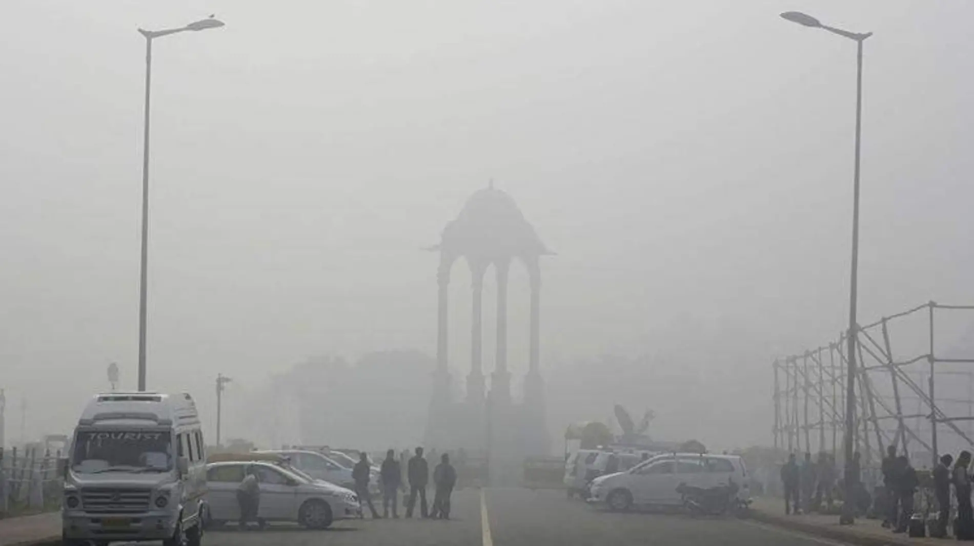 vendedores-comercian-con-refrescos-bajo-una-nube-de-contaminacion-en-nueva-delhi-reuters