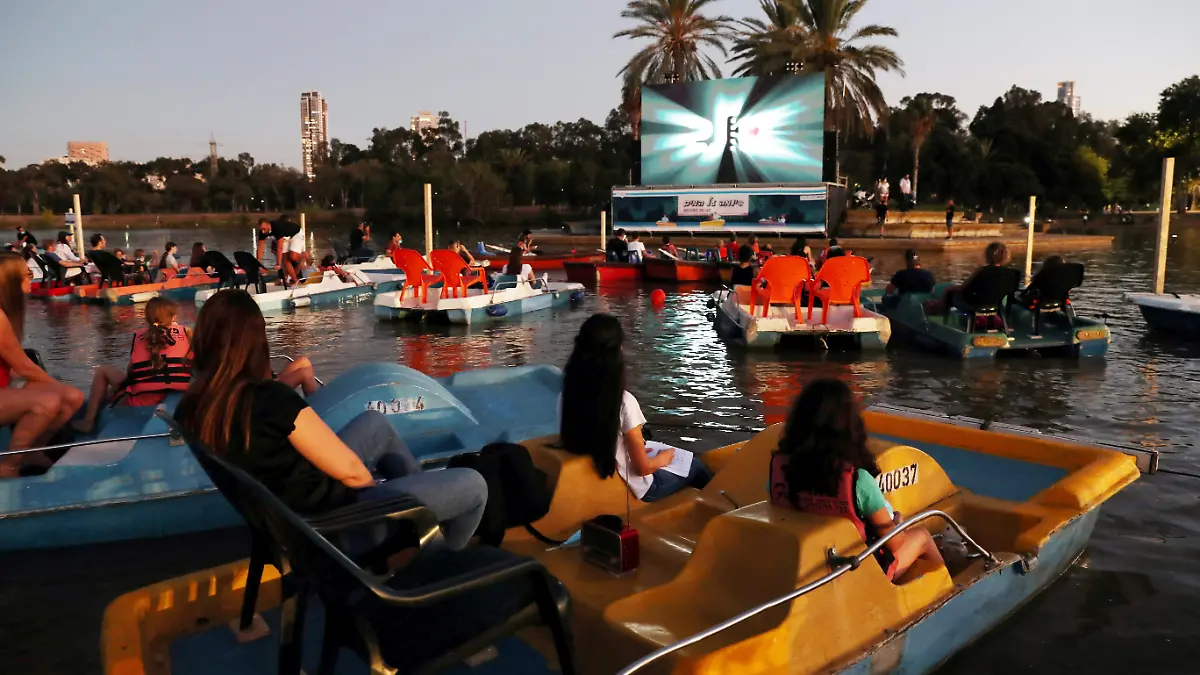 HEALTH-CORONAVIRUS-ISRAEL-FLOATING-CINEMA1