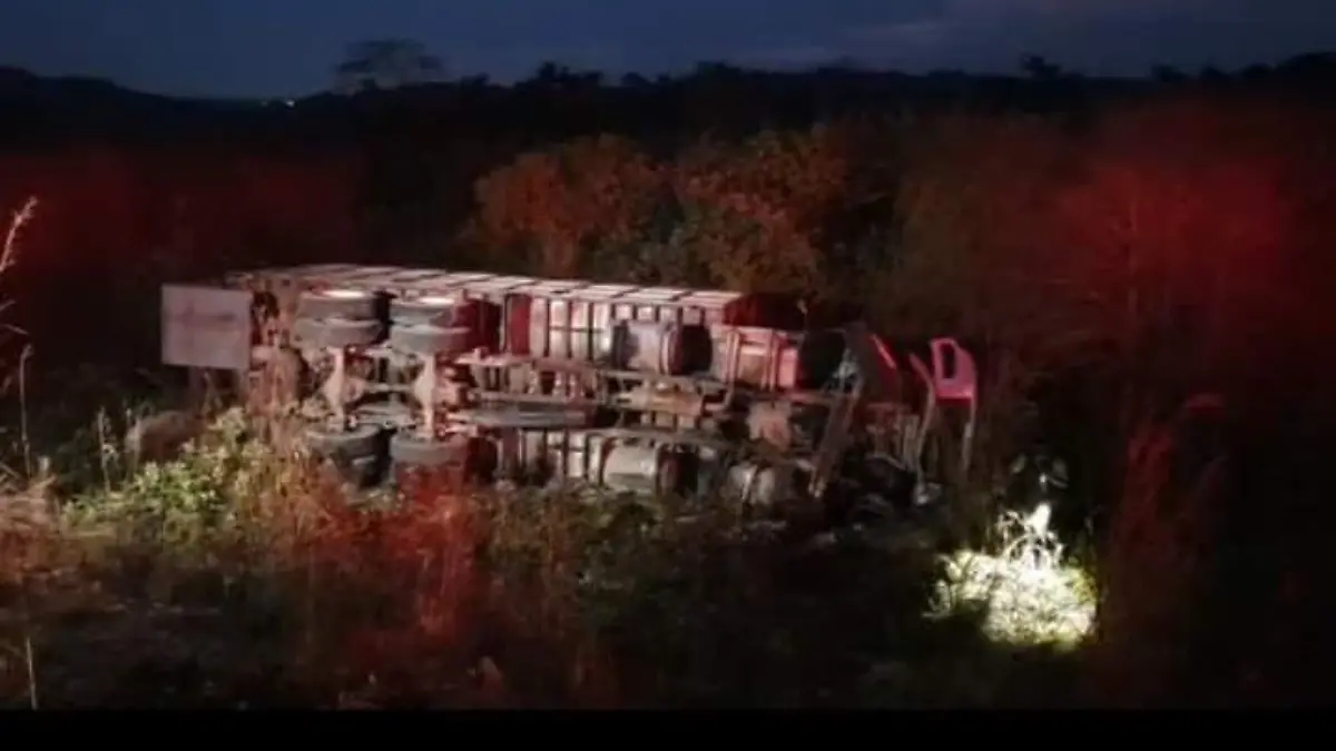 Camión vuelca en Ocozocoautla