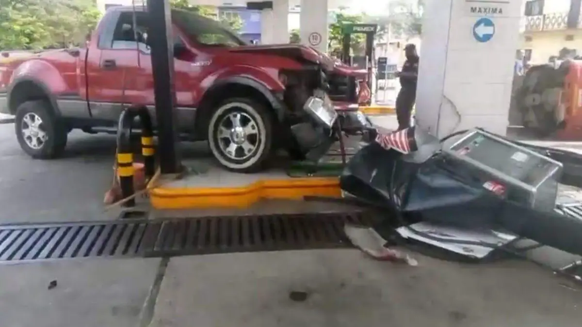 camioenta se lleva bomba de gasolina 1