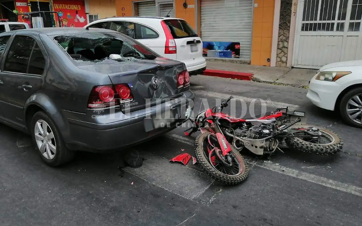 Motorista se impacta contra la parte trasera de automóvil