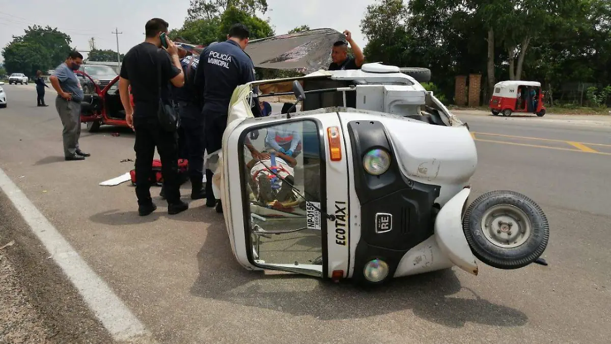 Mototaxi volcado