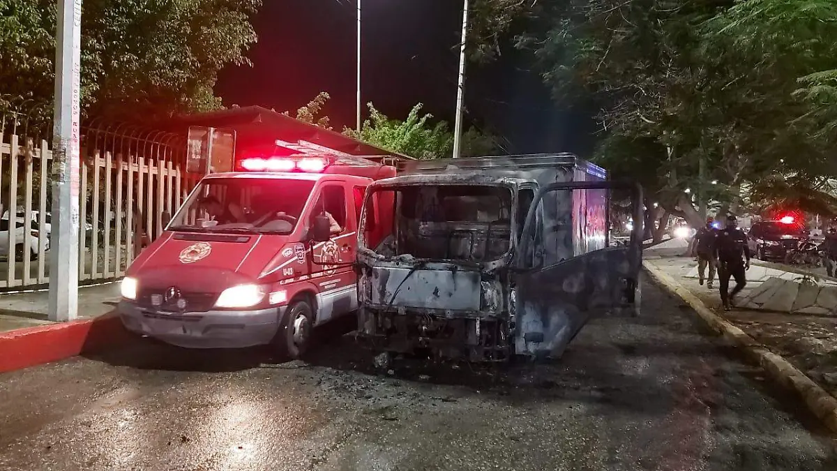 camión quemado con ambulancia