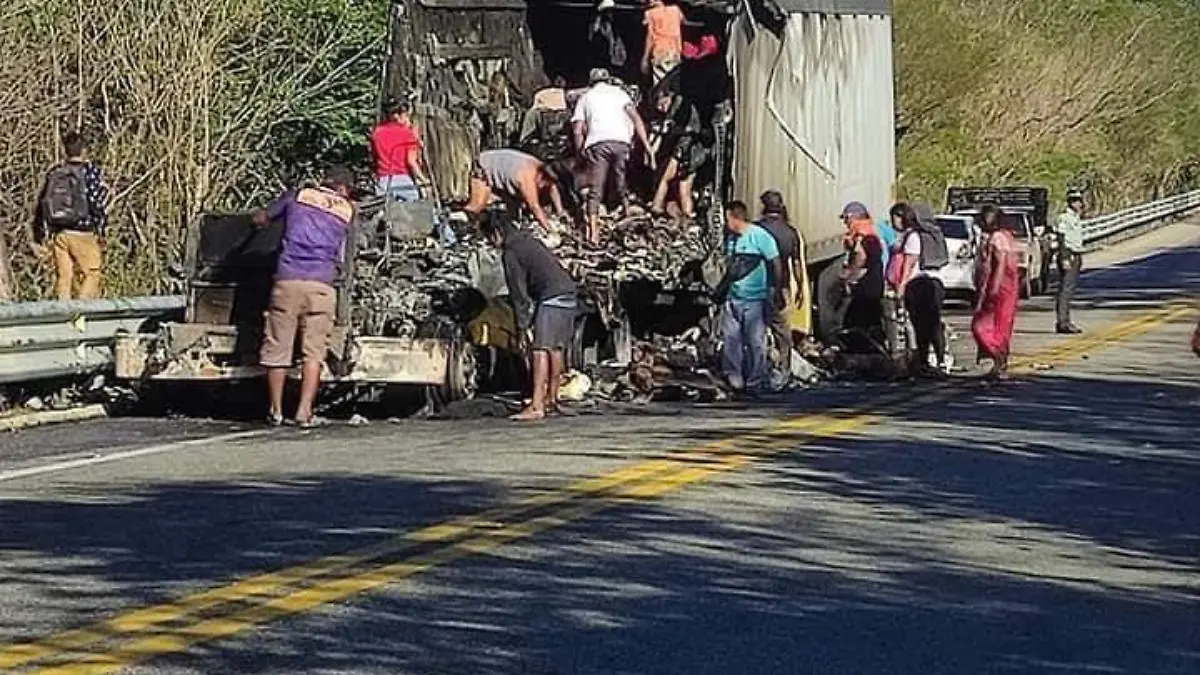 Se incendia tráiler en carretera Arriaga-Coita