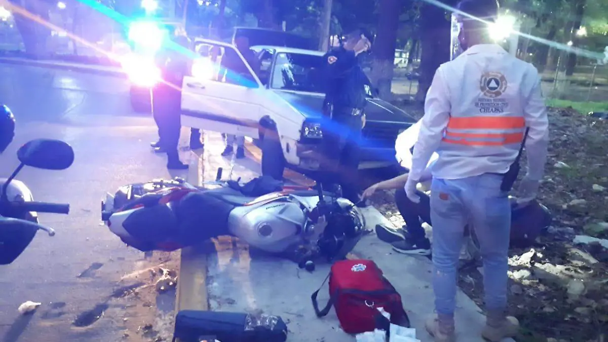 motociclista estacionado