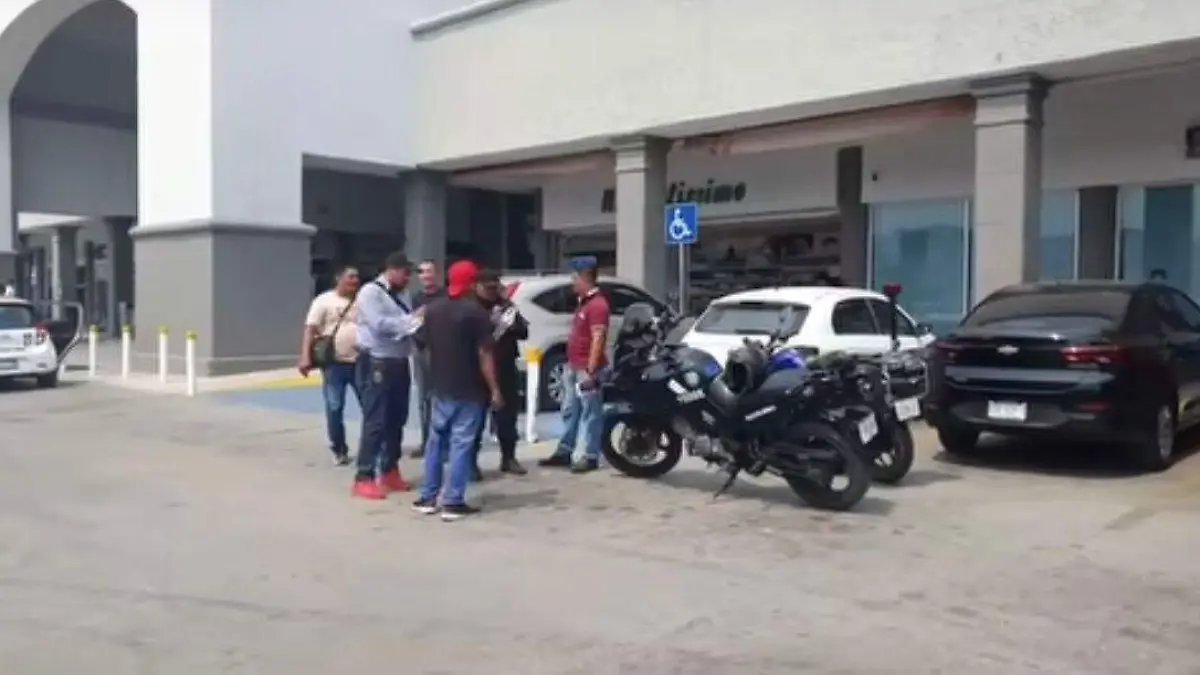 Asalto en plaza polyforum