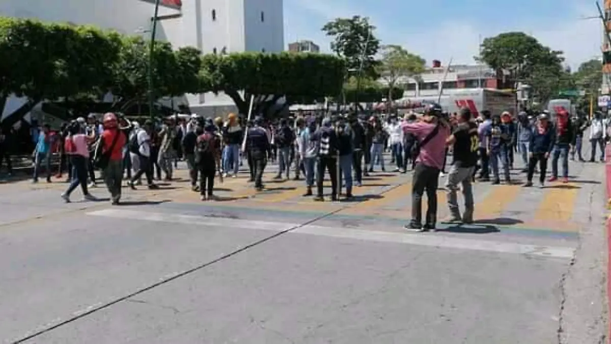 cofrontación de policias contra jovenes en tux