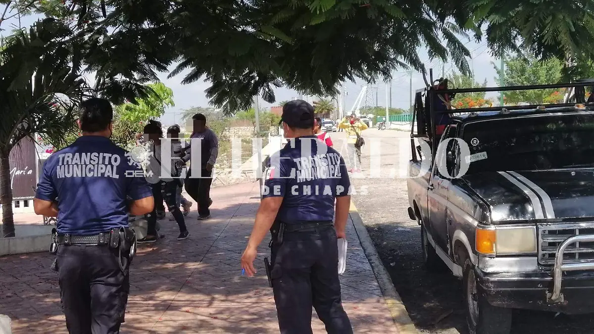 cae de camioneta en movimiento