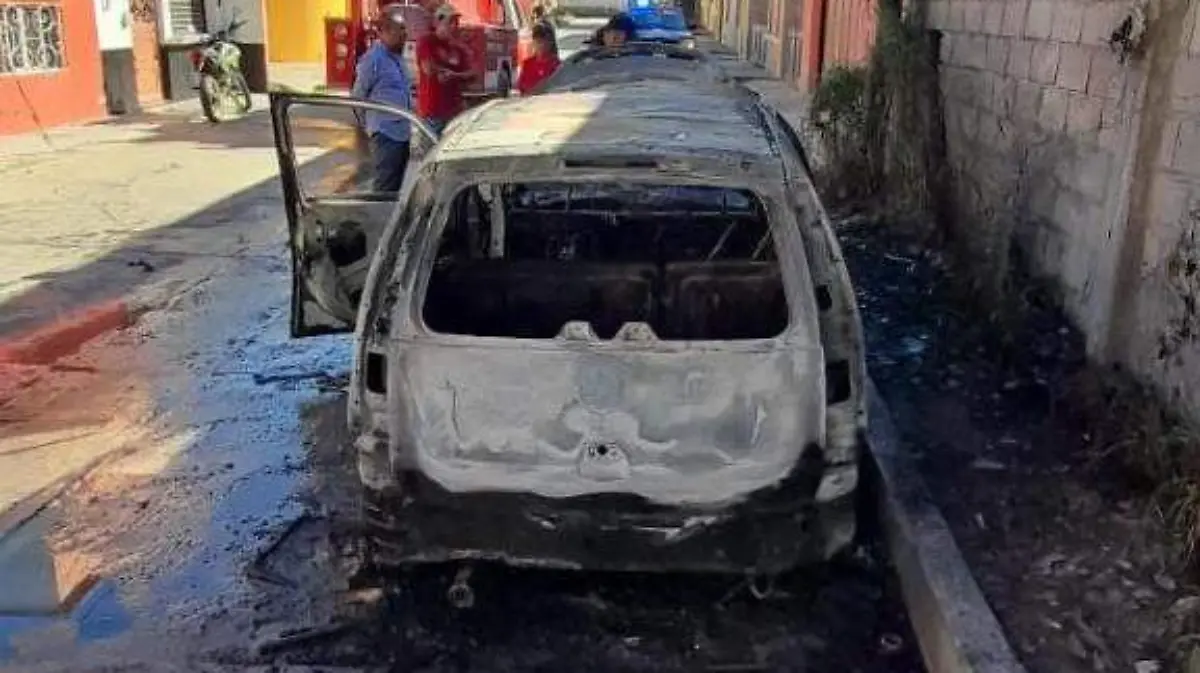 Arde carro (1)