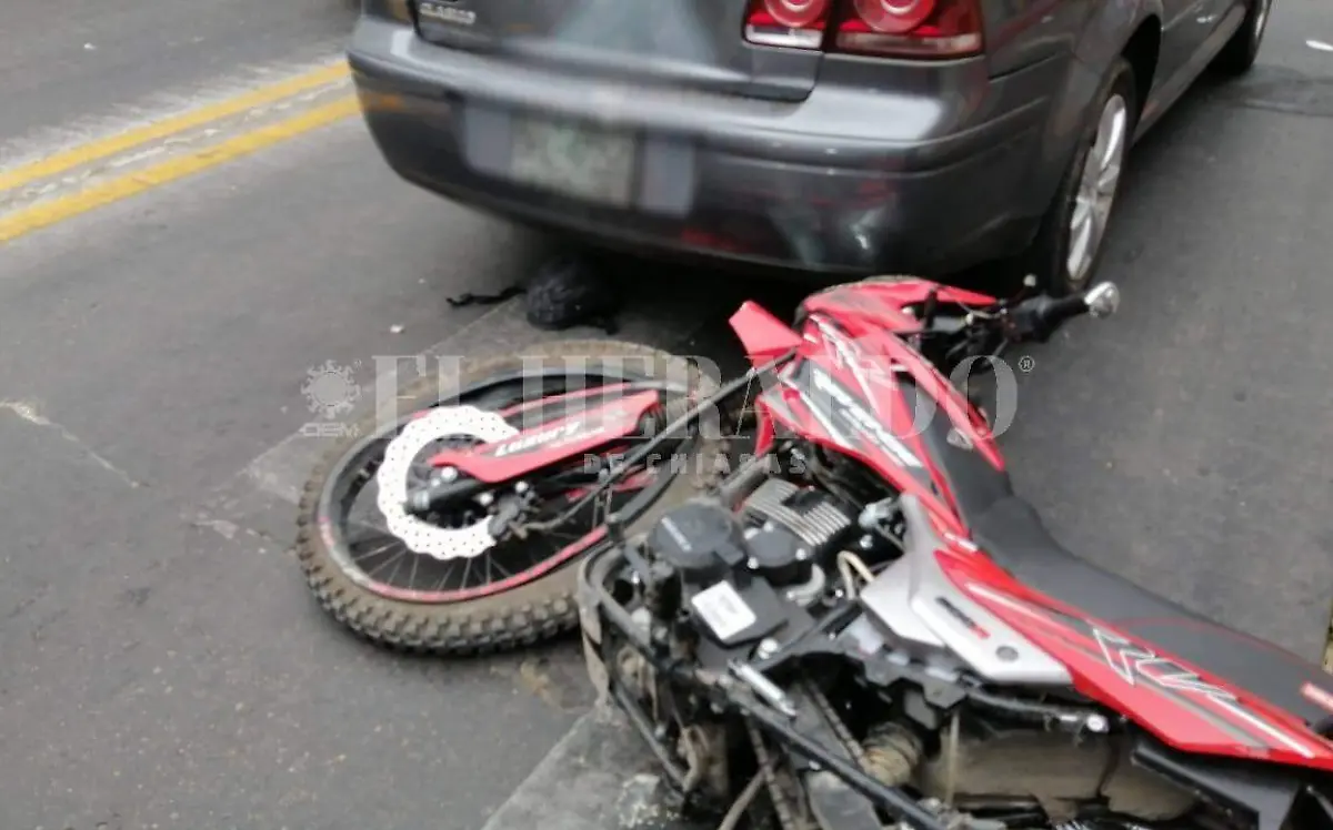 Motorista se impacta contra la parte trasera de automóvil