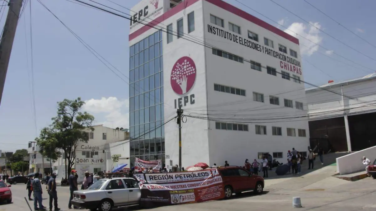 Maestros, demandas, estudiantes retenidos