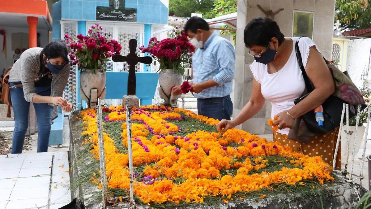 ciudadanos visitando a difuntos en tuxtla gtz 1
