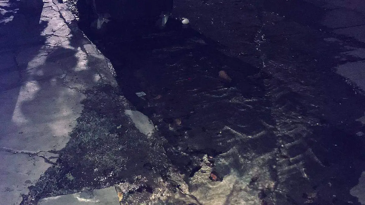 Fuga de agua en el Barrio Colón