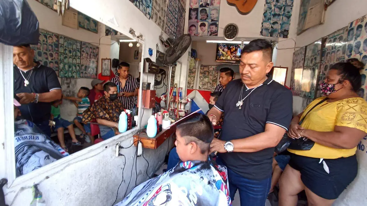 clientes abarrotan peluquerias