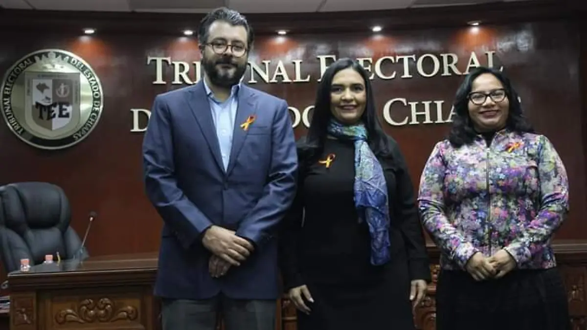 personas en tribunal