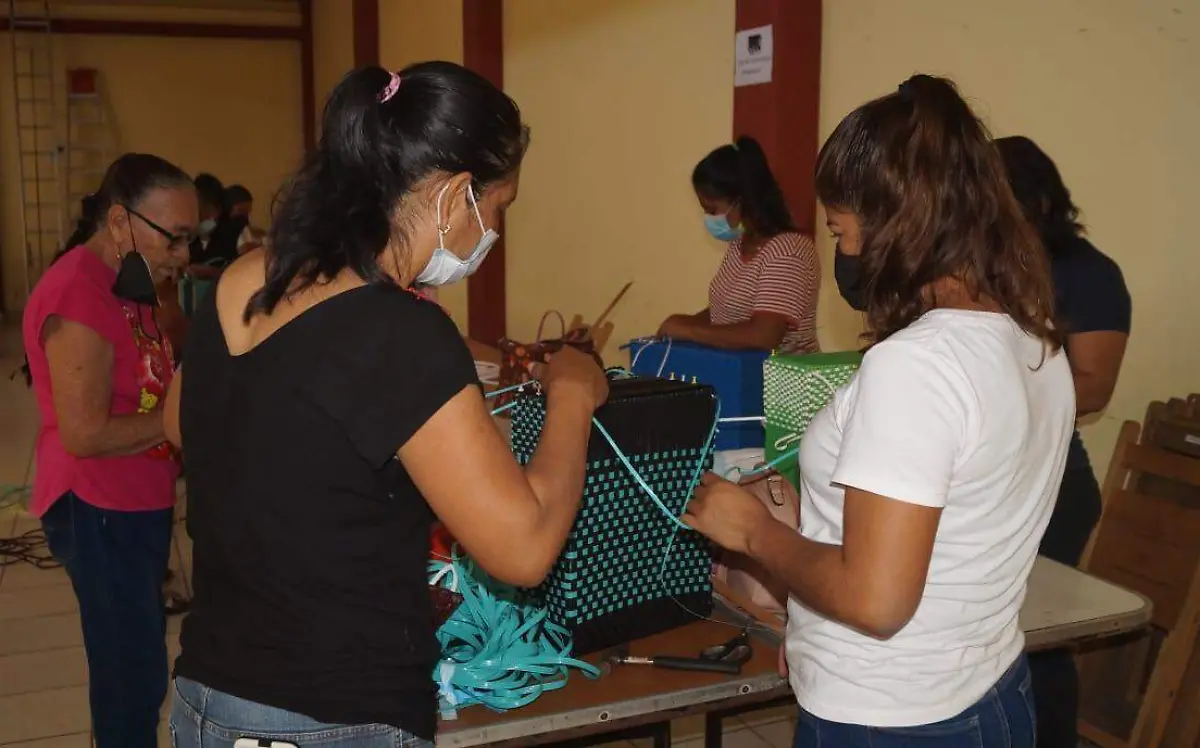 Grupos de mujeres emprenden elaborando bolsas tejidas