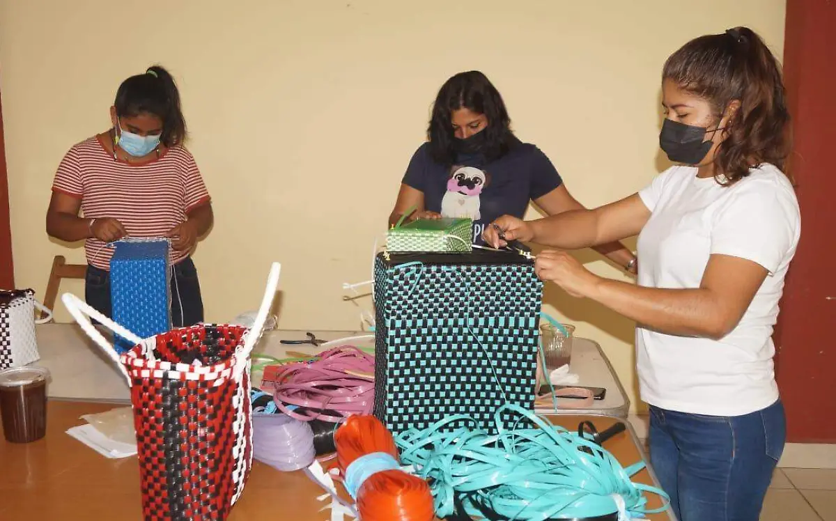 Grupos de mujeres emprenden elaborando bolsas tejidas