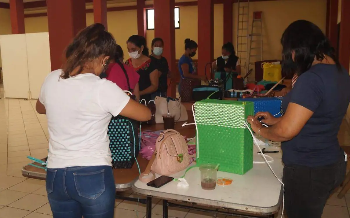 Grupos de mujeres emprenden elaborando bolsas tejidas