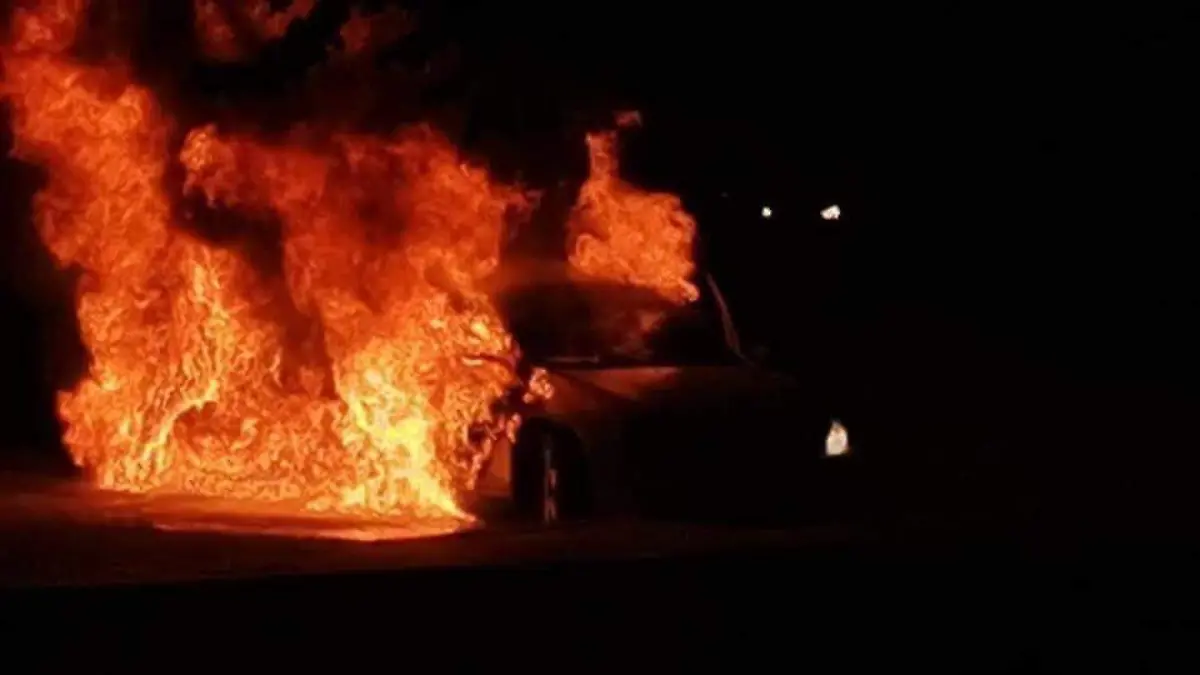 Auto incendiado
