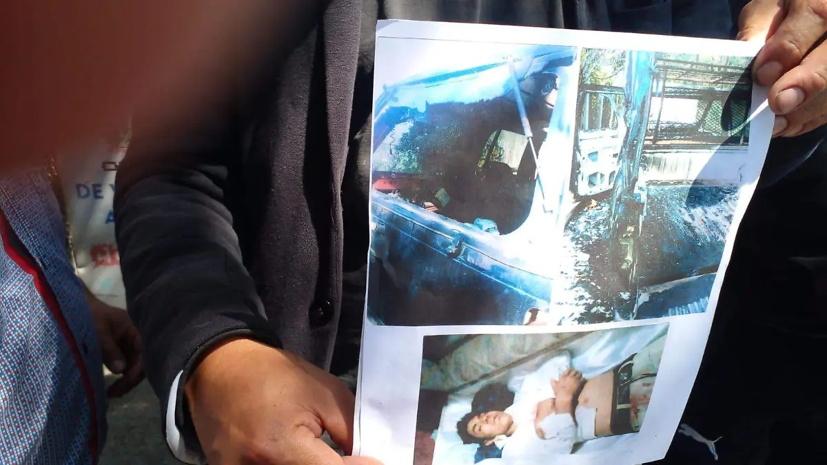  Manifestantes muestran evidencia de los hechos