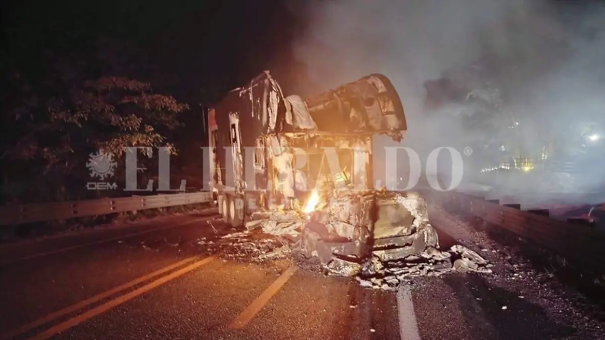 camion incendiado3