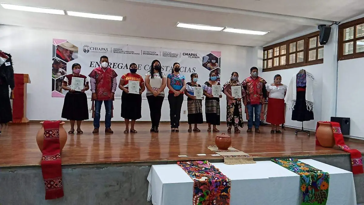 entregan constancias a mujeres artesanas