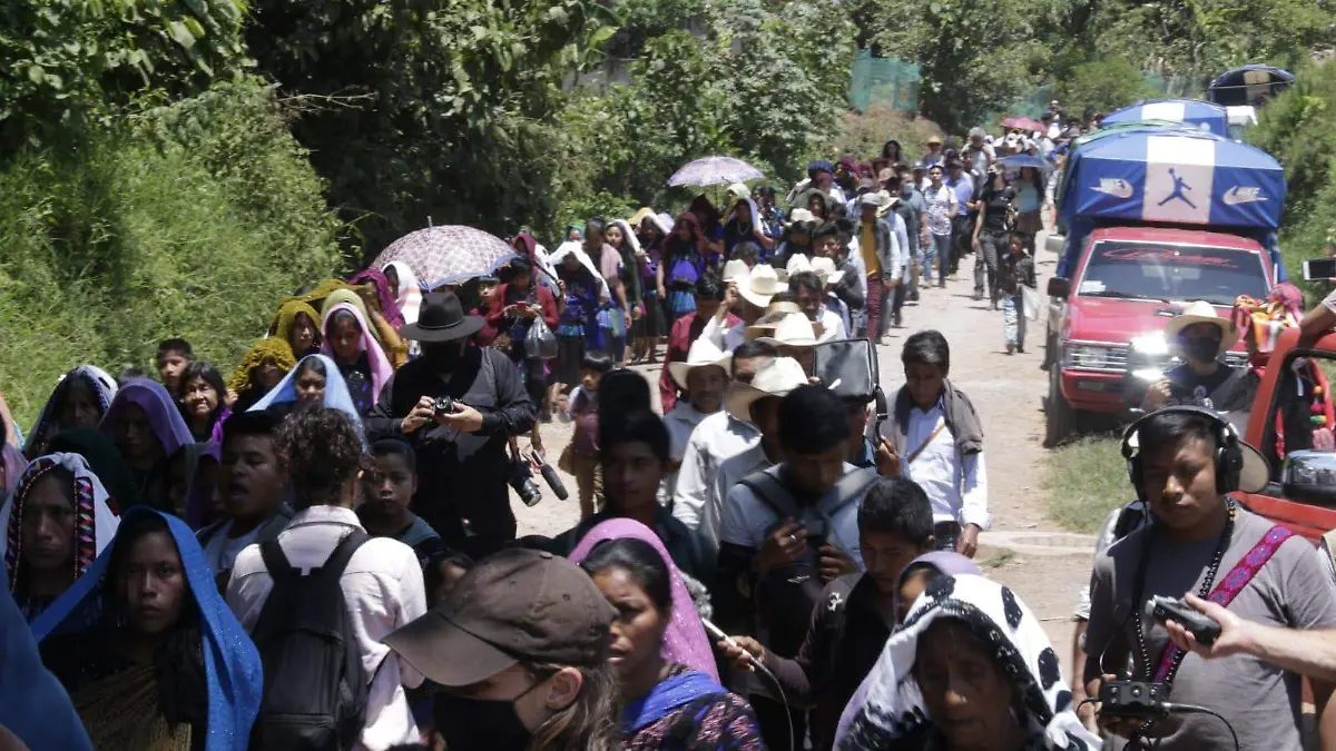 retornan desplazados a comunidad