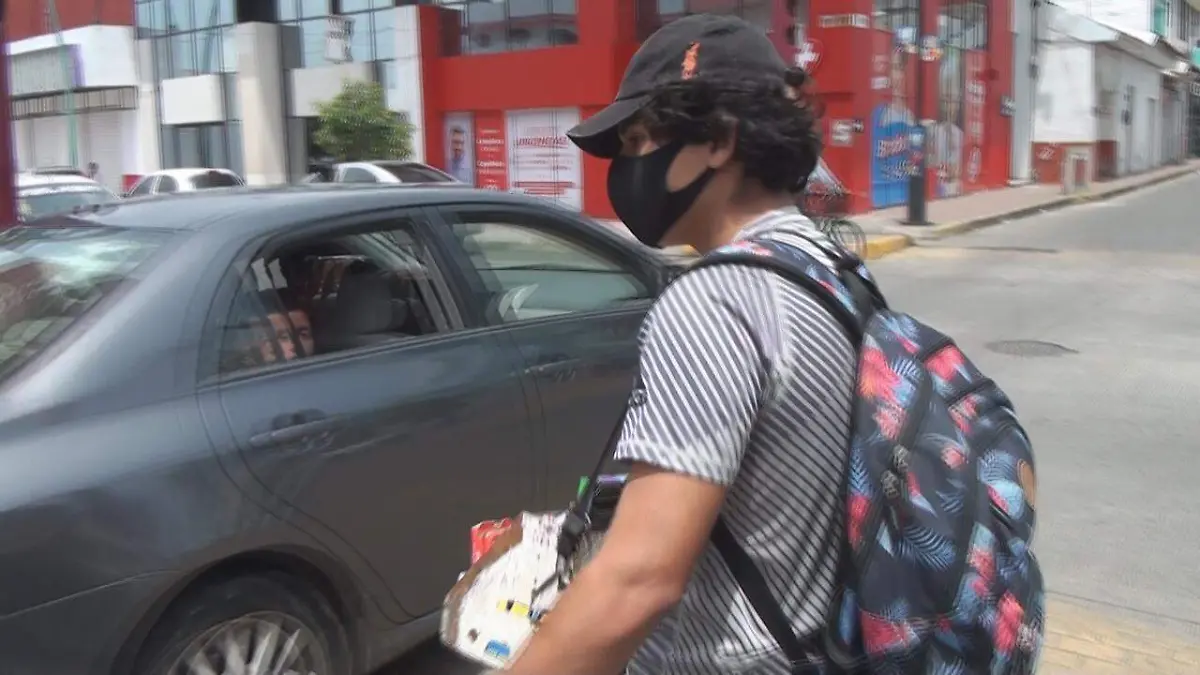 estudiante vendedor de chicles