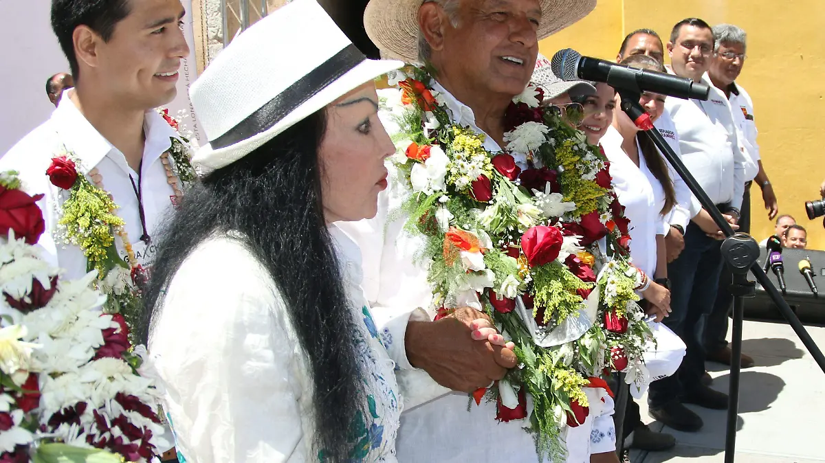 656796_AMLO Irma Serrano2_impreso