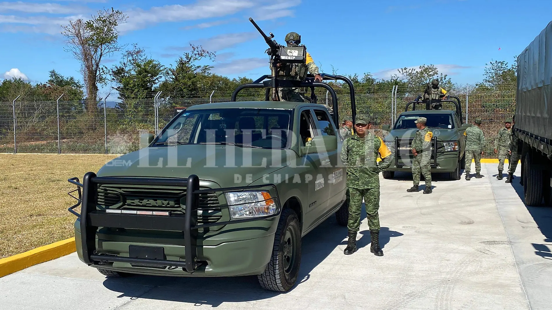 Militares en camionetas