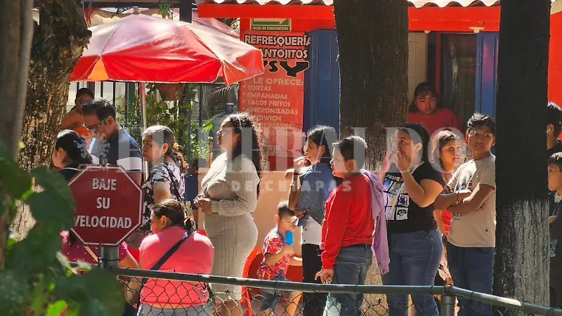 familias esperando para las cuatrimotos